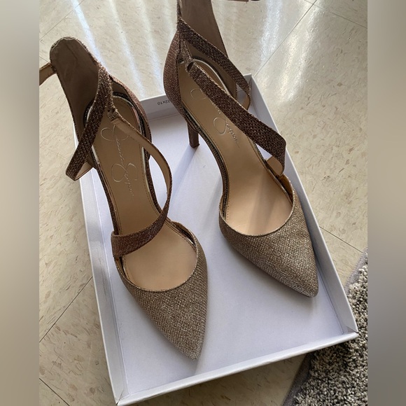 JESSICA SIMPSON - GOLD HEELS - Picture 3 of 5